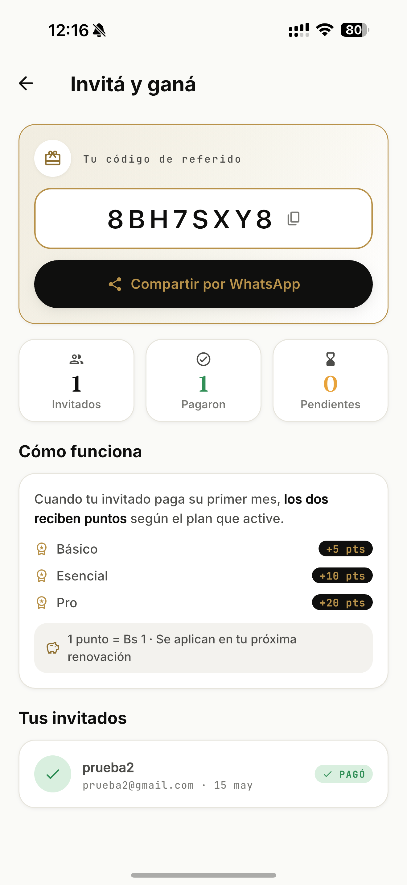 Pantalla Invitá y ganá con código de referido y botón compartir por WhatsApp
